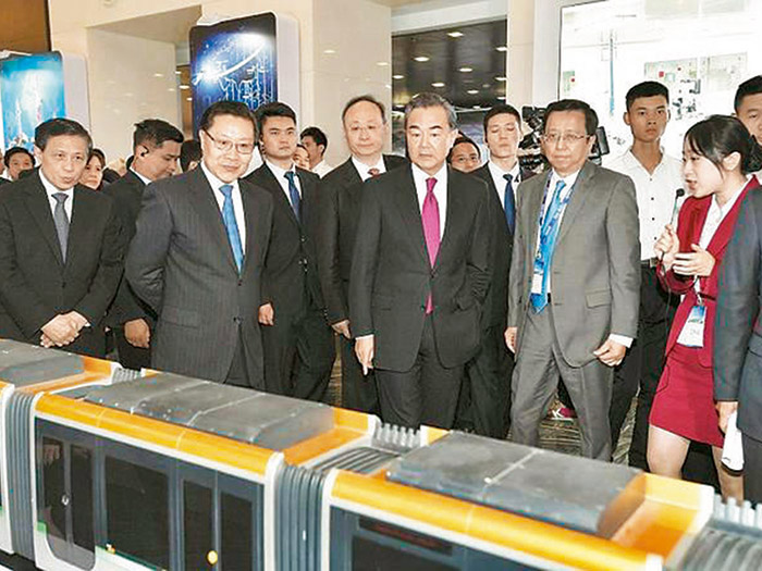  外交部举办四川全球推介活动“加拿大28预测造”现代有轨电车模型亮相蓝厅